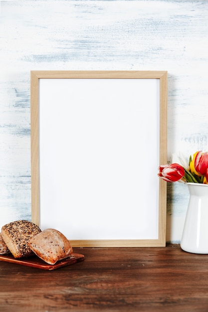 Gratis foto broodjes en bloemen dichtbij frame