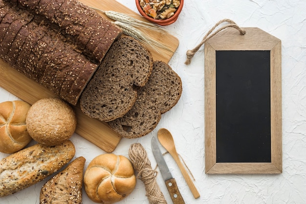 Broodjes en brood in de buurt van schoolbord