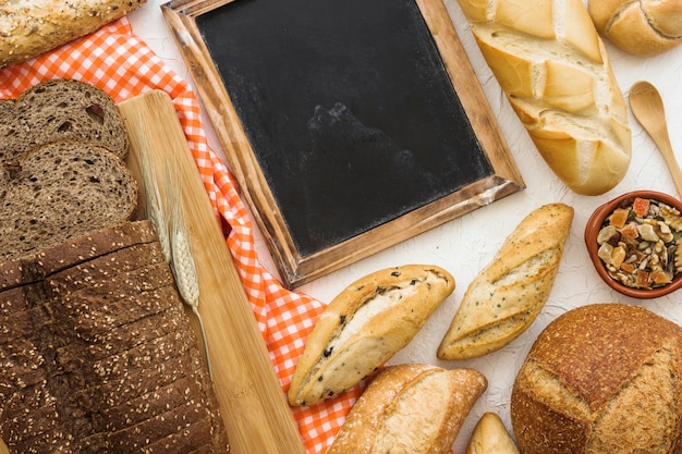 Gratis foto broodjes en doek rond schoolbord