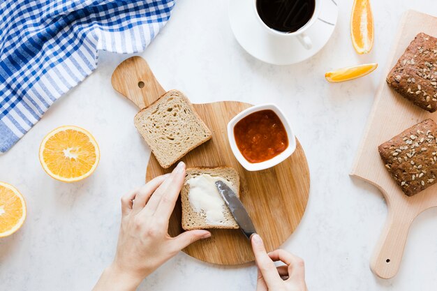 Broodplak met boterjam en koffie