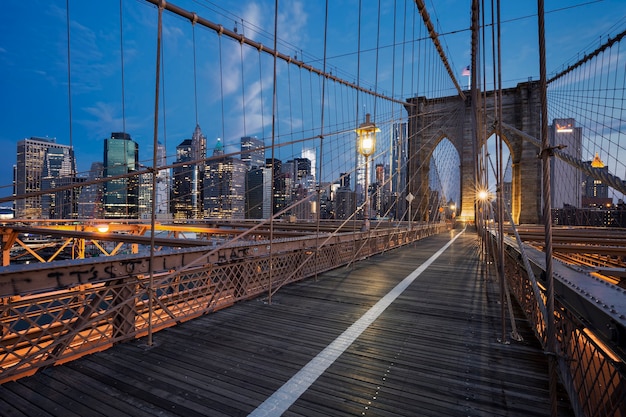 Brooklyn Bridge bij zonsopgang, New York.