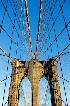 Brooklyn bridge in new york tegen de blauwe lucht