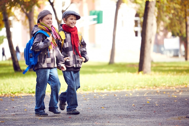 Gratis foto brothers gaan samen naar school