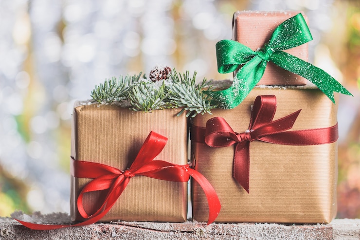 Gratis Foto brown geschenken met rode pijl en een groene
