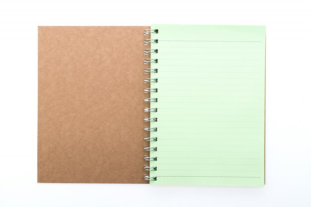 Brown notebook met groene bladeren