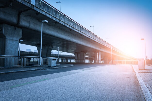 Brug bij zonsondergang