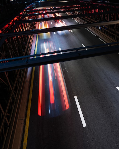 Brug met motion blur verkeer close-up