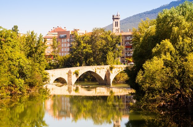 brug over Arga in de zomerdag. Pamplona