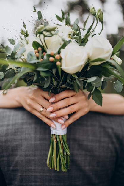 Gratis foto bruid die haar huwelijksboeket houdt