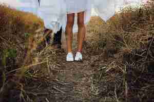 Gratis foto bruid in witte kedds staat op het veld