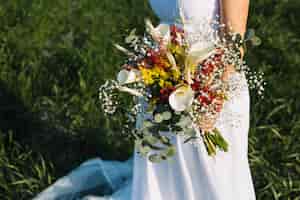 Gratis foto bruid met boeket bloemen
