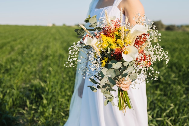 Gratis foto bruid met boeket bloemen