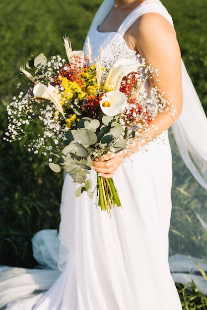 Bruid met boeket bloemen