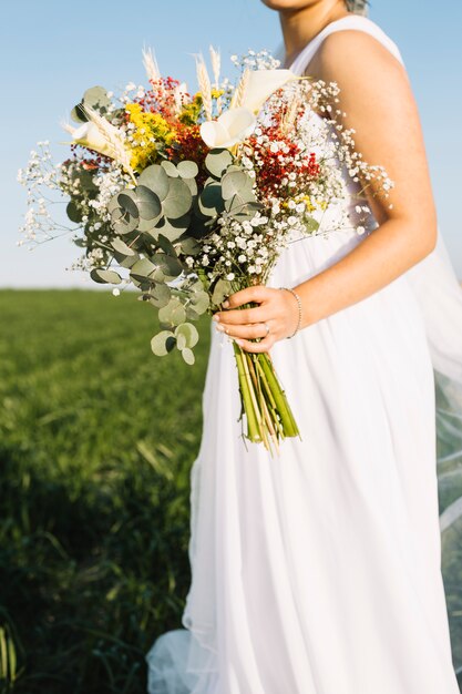 Bruid met boeket bloemen