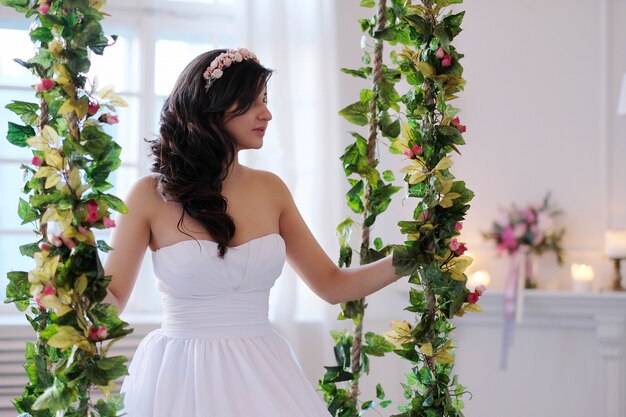 Bruid op een schommel met bloemen