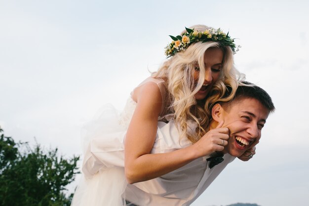 Bruid stijgt naar de rug van haar vriendje