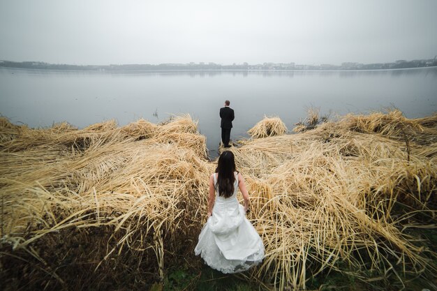 Bruid volgt bruidegom op het meer