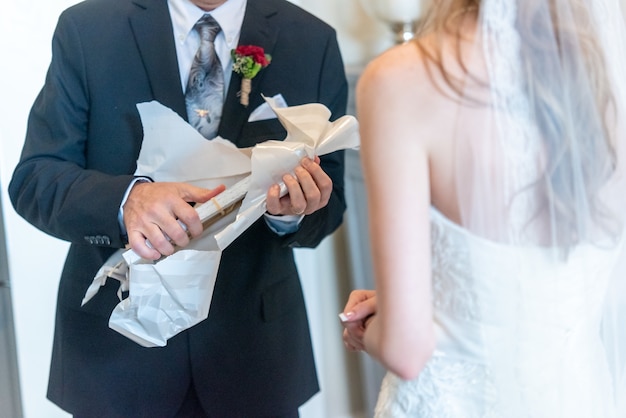 Bruidegom pakt het cadeau uit op een trouwdag