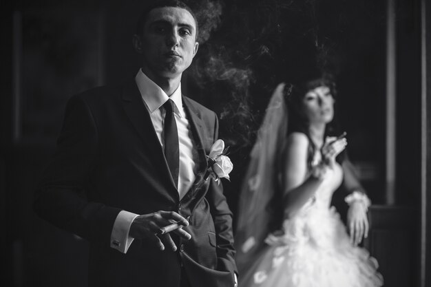 Bruidegom rokende sigaar