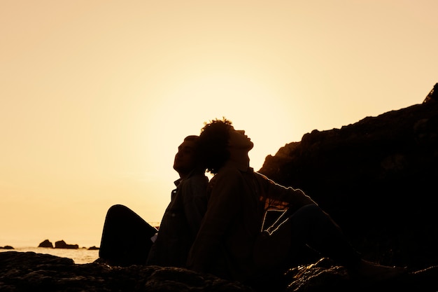 Bruidegom silhouet aan de kust