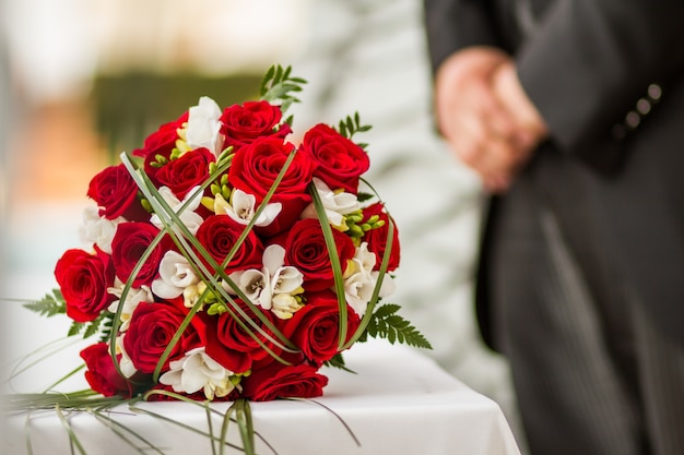 Bruiloft boeket met rode rozen op tafel