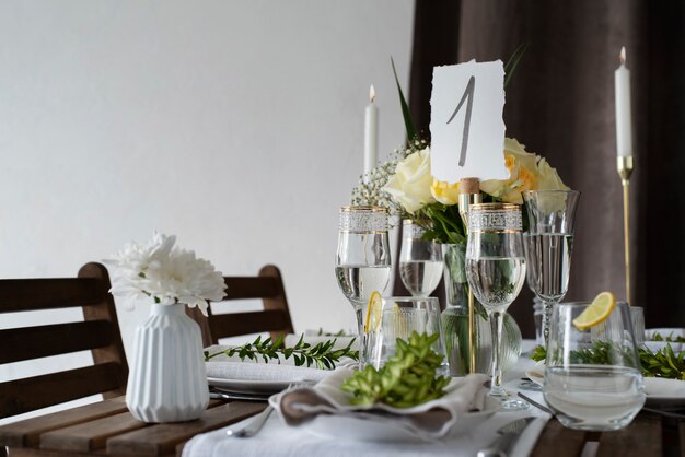 Bruiloft tafelarrangement met bloemen