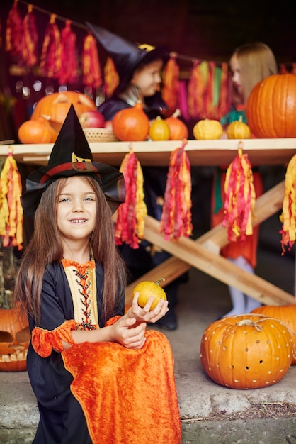 Gratis foto bruin haarmeisje op het halloween-feest