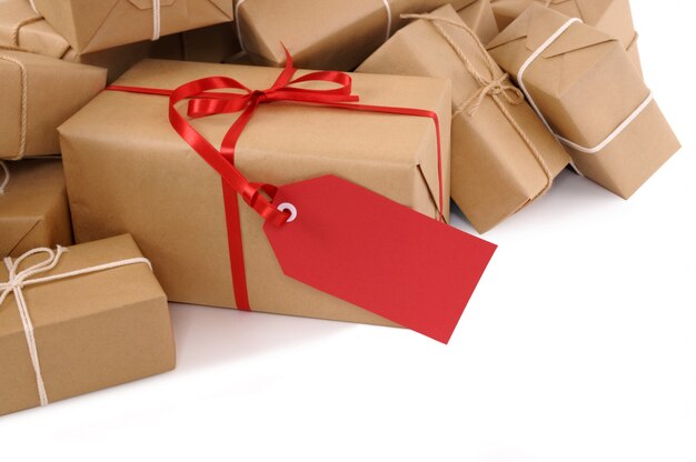 Bruin papier pakketten met rode cadeau label