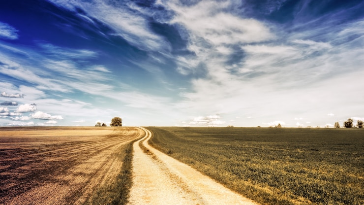 Gratis Foto bruin veld onder blauwe lucht en witte wolken overdag