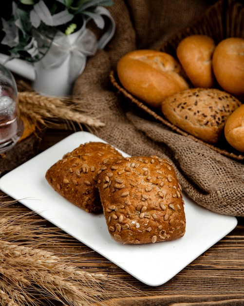 Bruine broodjes met zonnebloempitten bovenop