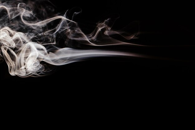 Bruine golvende rook op zwarte achtergrond