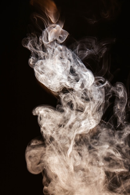 Bruine golvende rook op zwarte achtergrond
