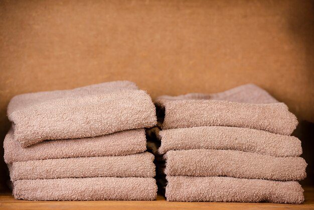 Bruine handdoeken die op de plank zitten