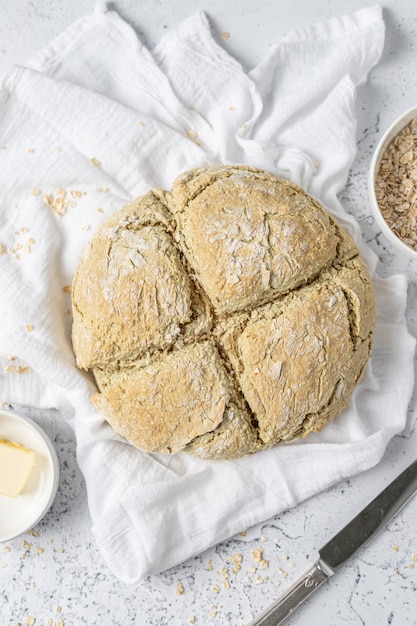 Gratis foto bruine koekjes op wit textiel