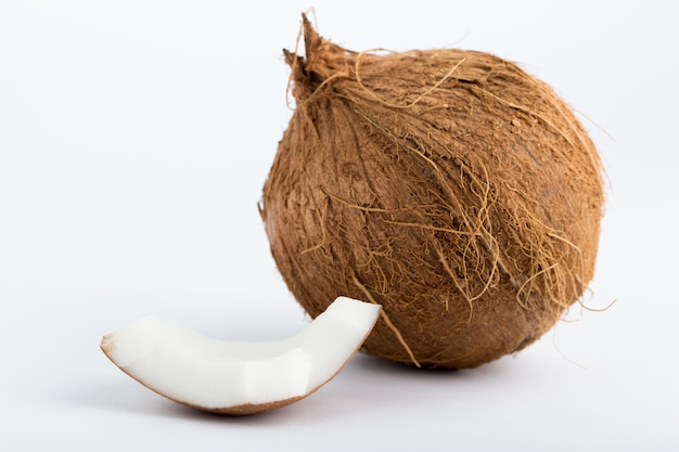 Bruine kokos verse rijpe en gesneden noot