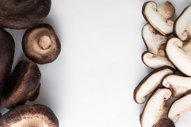 Bruine paddestoelen rijpe bruine paddoelen geïsoleerd op wit bureau