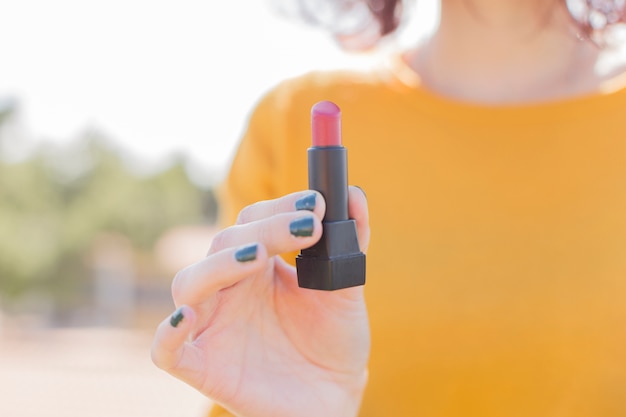 Brunette blogger die kosmetische producten toont