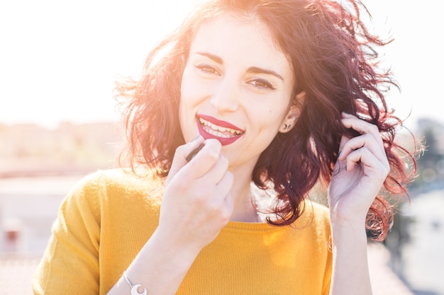 Brunette blogger doet haar make-up