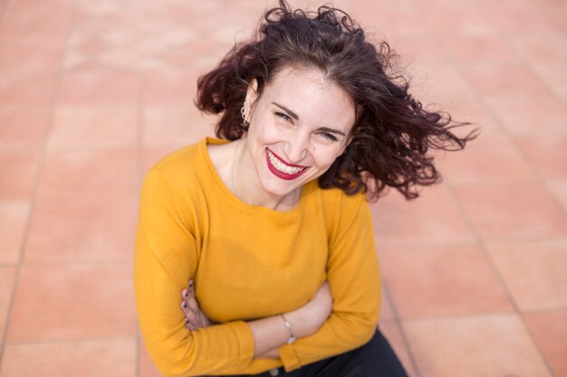 Brunette blogger poseren voor een foto