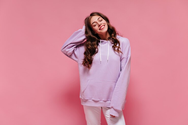 Gratis Foto brunette gelukkige vrouw in paars sportpak glimlacht oprecht