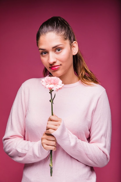 Brunette meisje poseren met anjer