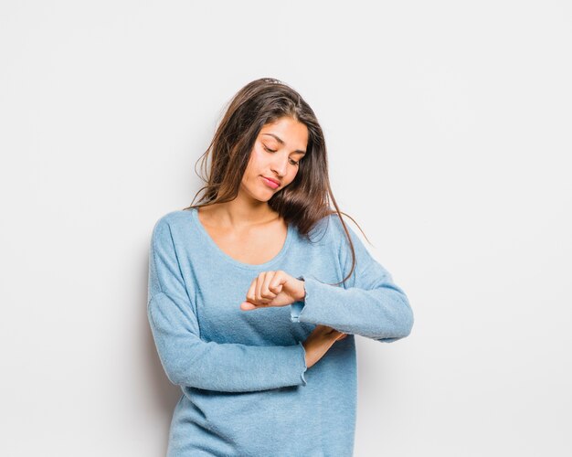 Brunette meisje poseren met blauwe trui