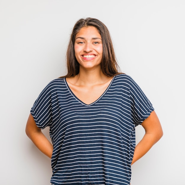 Brunette meisje poseren met gestreepte shirt