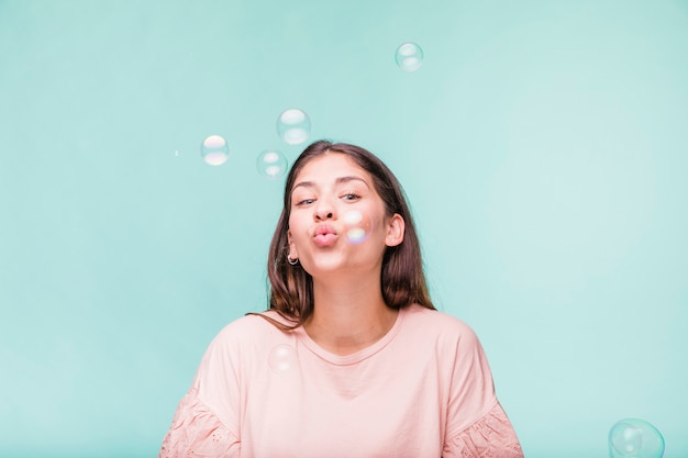 Brunette meisje spelen met zeepbellen