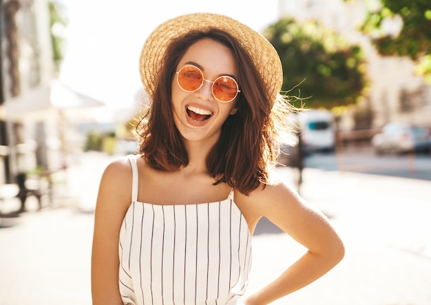 brunette model in zomer kleding poseren op straat poseren