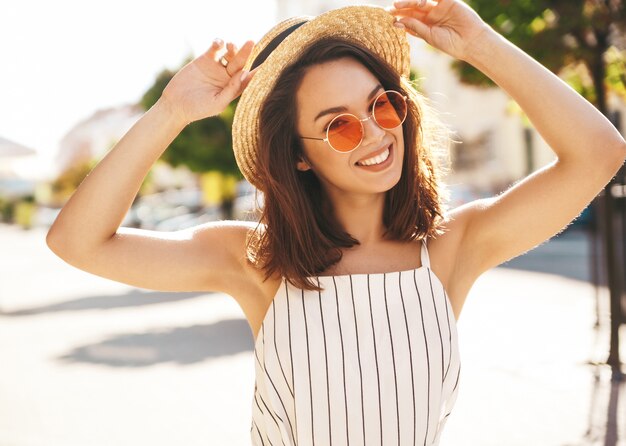 brunette model in zomer kleding poseren op straat poseren