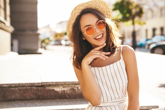 Brunette model in zomer kleding poseren op straat poseren