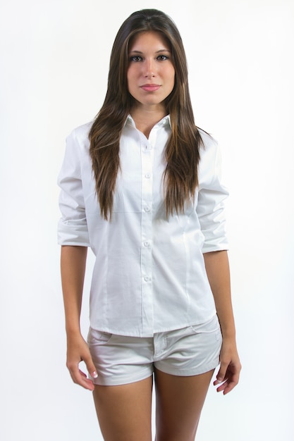 Gratis foto brunette vrouw draagt ​​witte outfit poseren