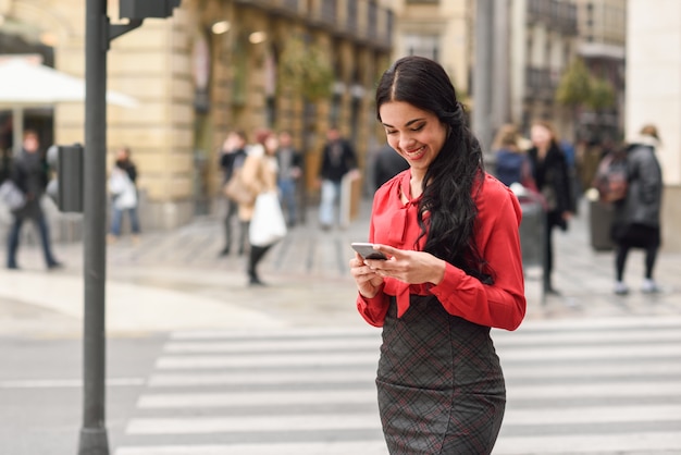 Brunette zakenvrouw lachen met haar mobiele