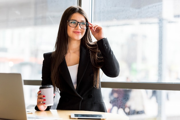 Brunette zakenvrouw met koffie